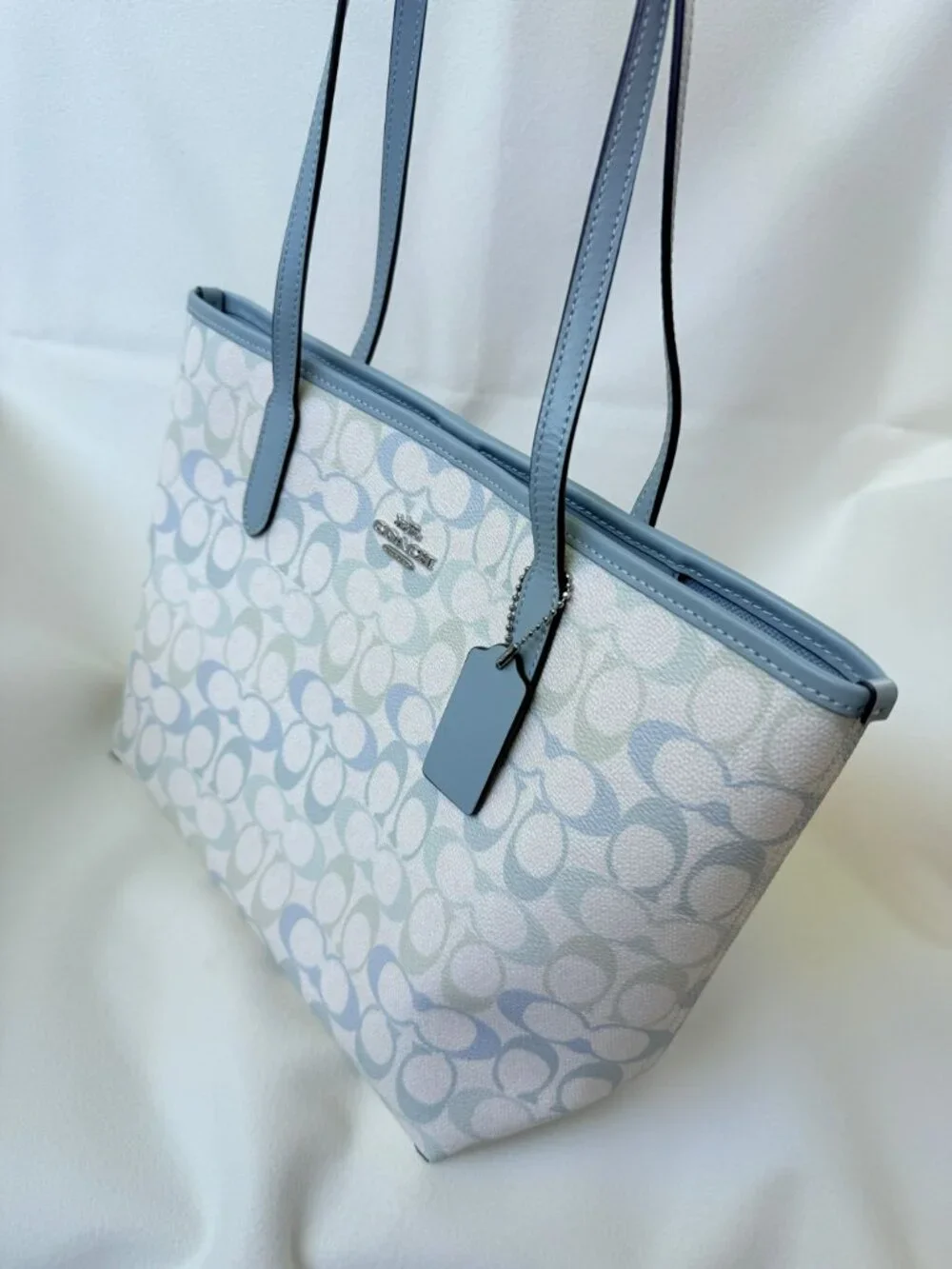 coach Medium City Tote Bag In Signature Canvas cdz09